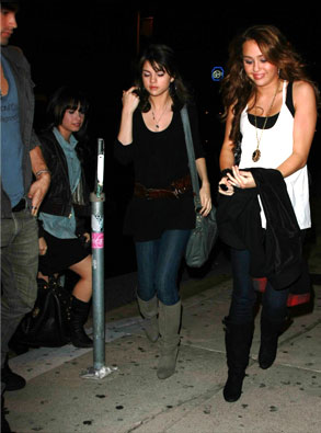 Justin Gaston, Demi Lovato, Selena Gomez, Miley Cyrus Justin Gaston, Demi Lovato, Selena Gomez, Miley Cyrus